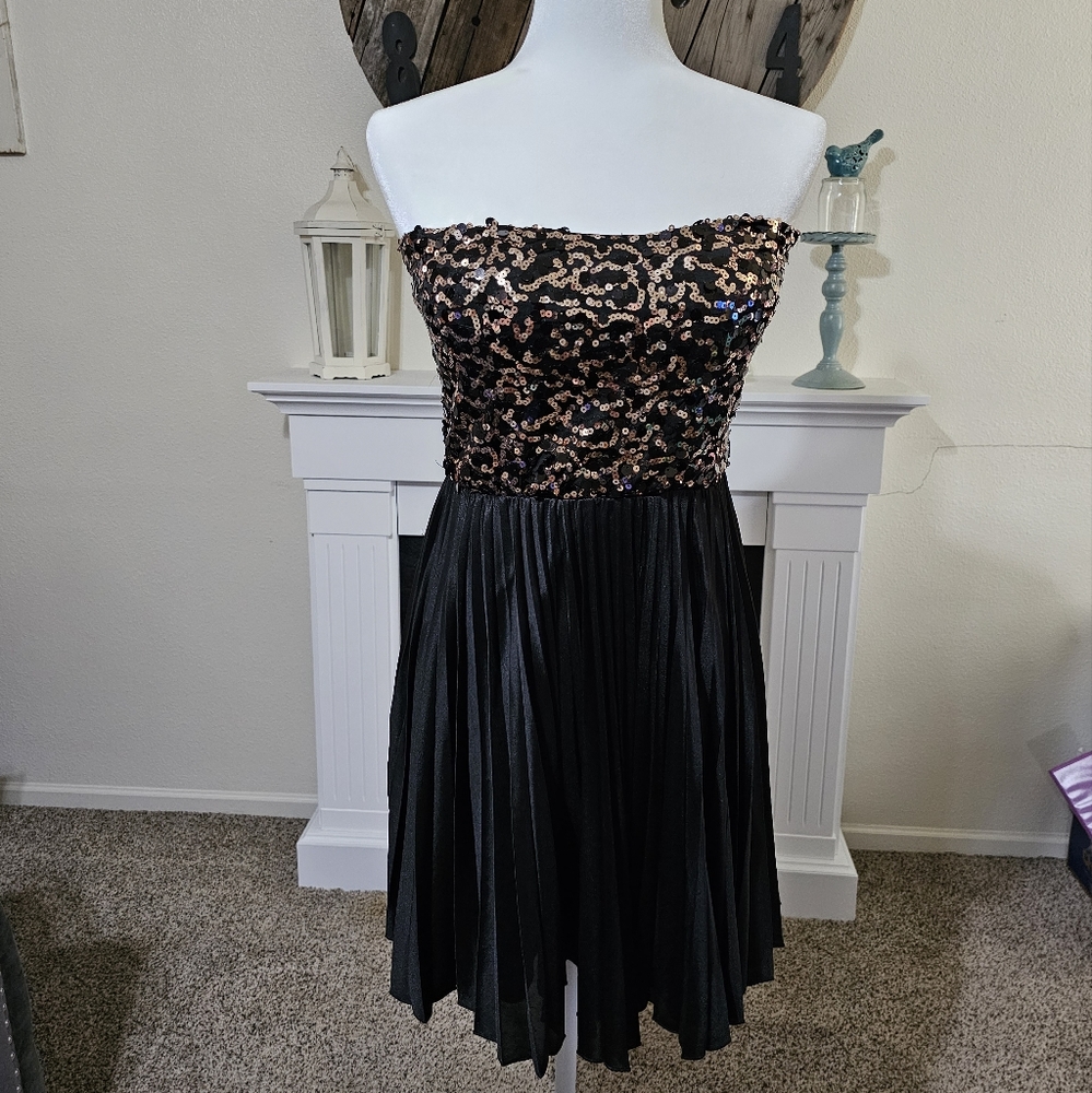 Women's black and gold sequin party dress